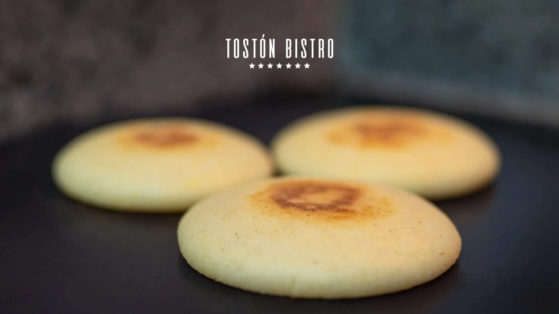 Arepas dorándose en la plancha