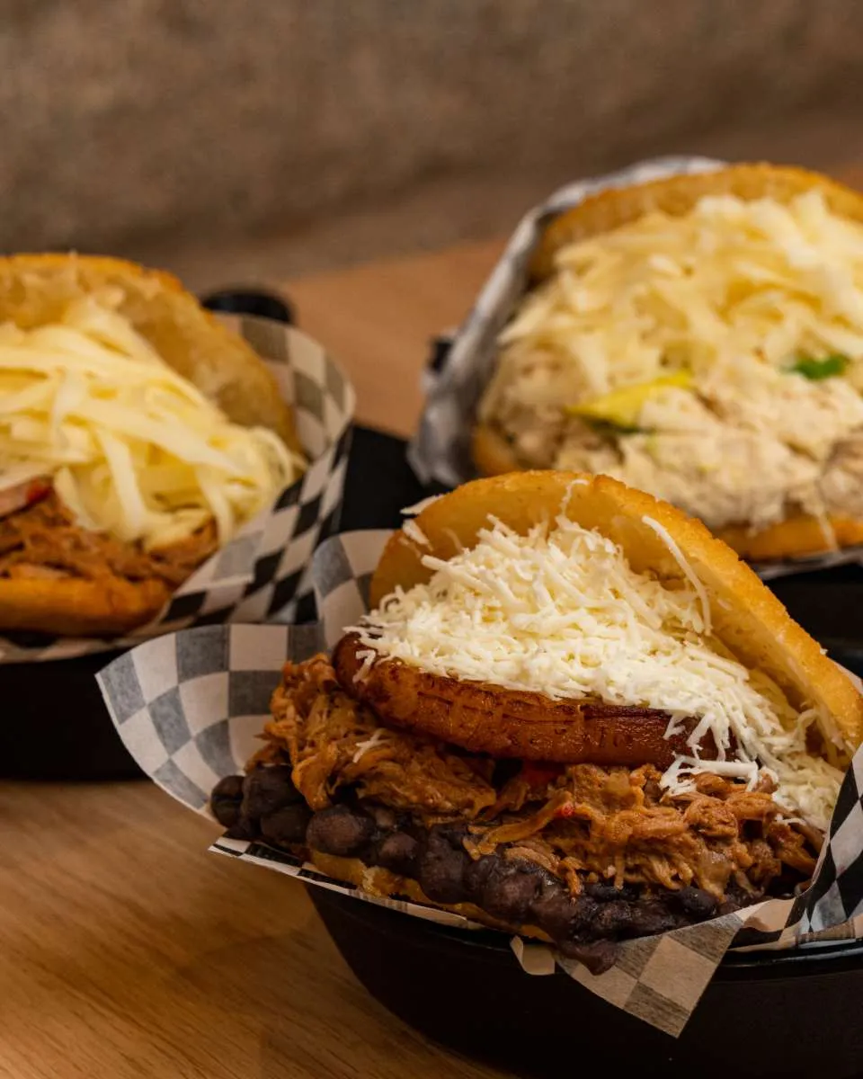 Arepas venezolanas rellenas de carne mechada y queso rallado