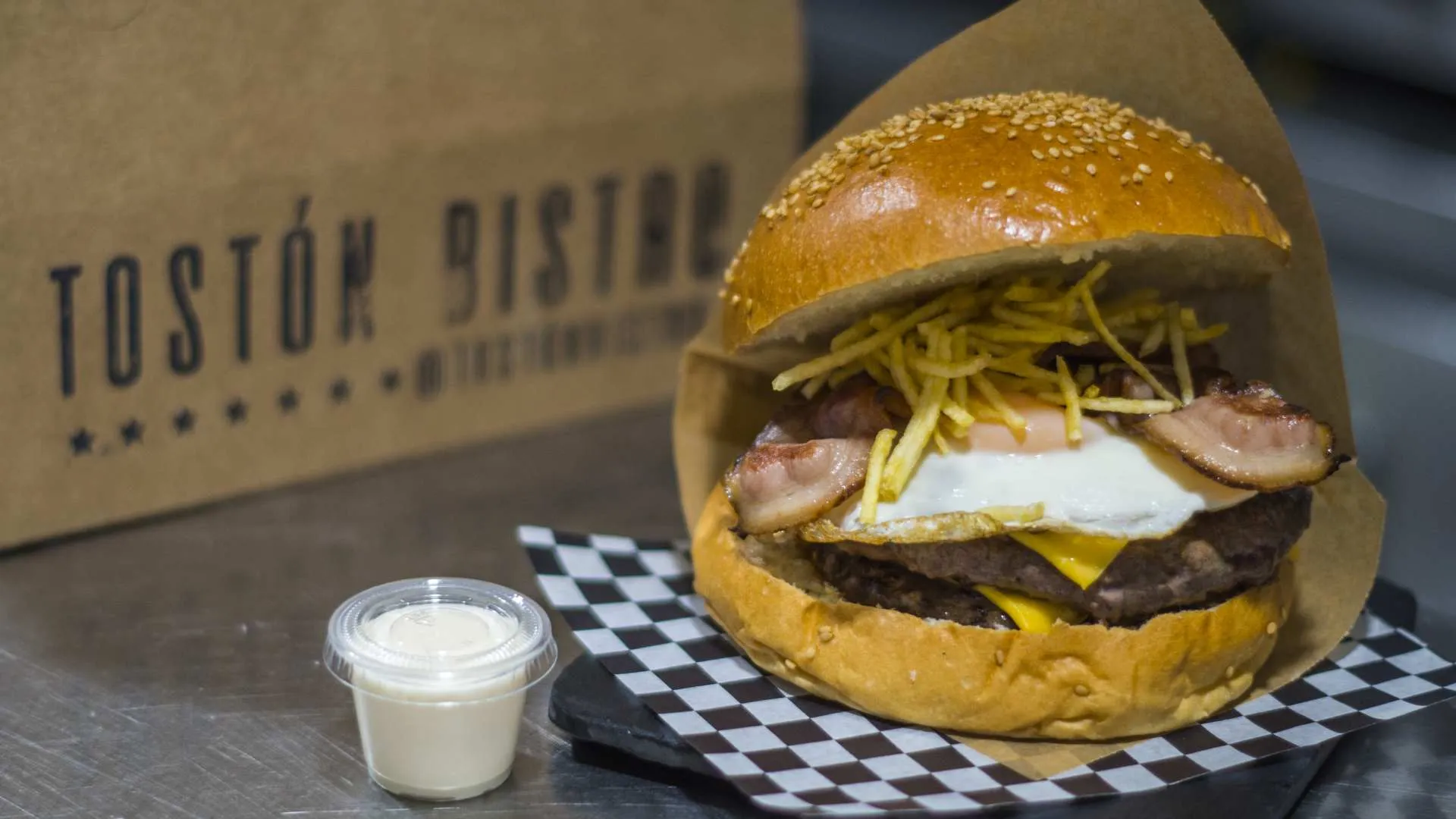 Hamburguesa americana con huevo, bacon y patatas