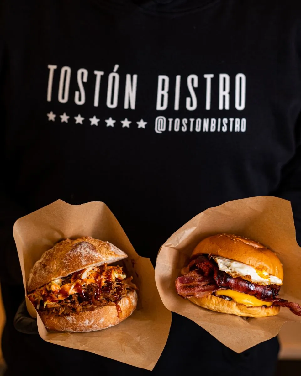 Dos burgers de Tostón Bistro servidas por el equipo