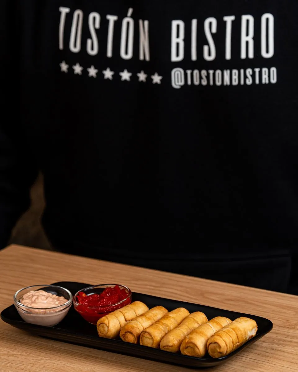 Bandeja de tequeños servida por el equipo