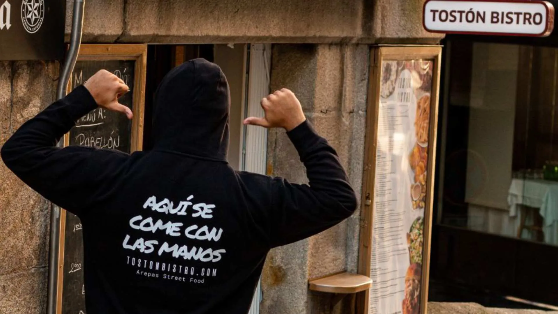 Sudadera de Tostón Bistro con el lema «Aquí se come con las manos»