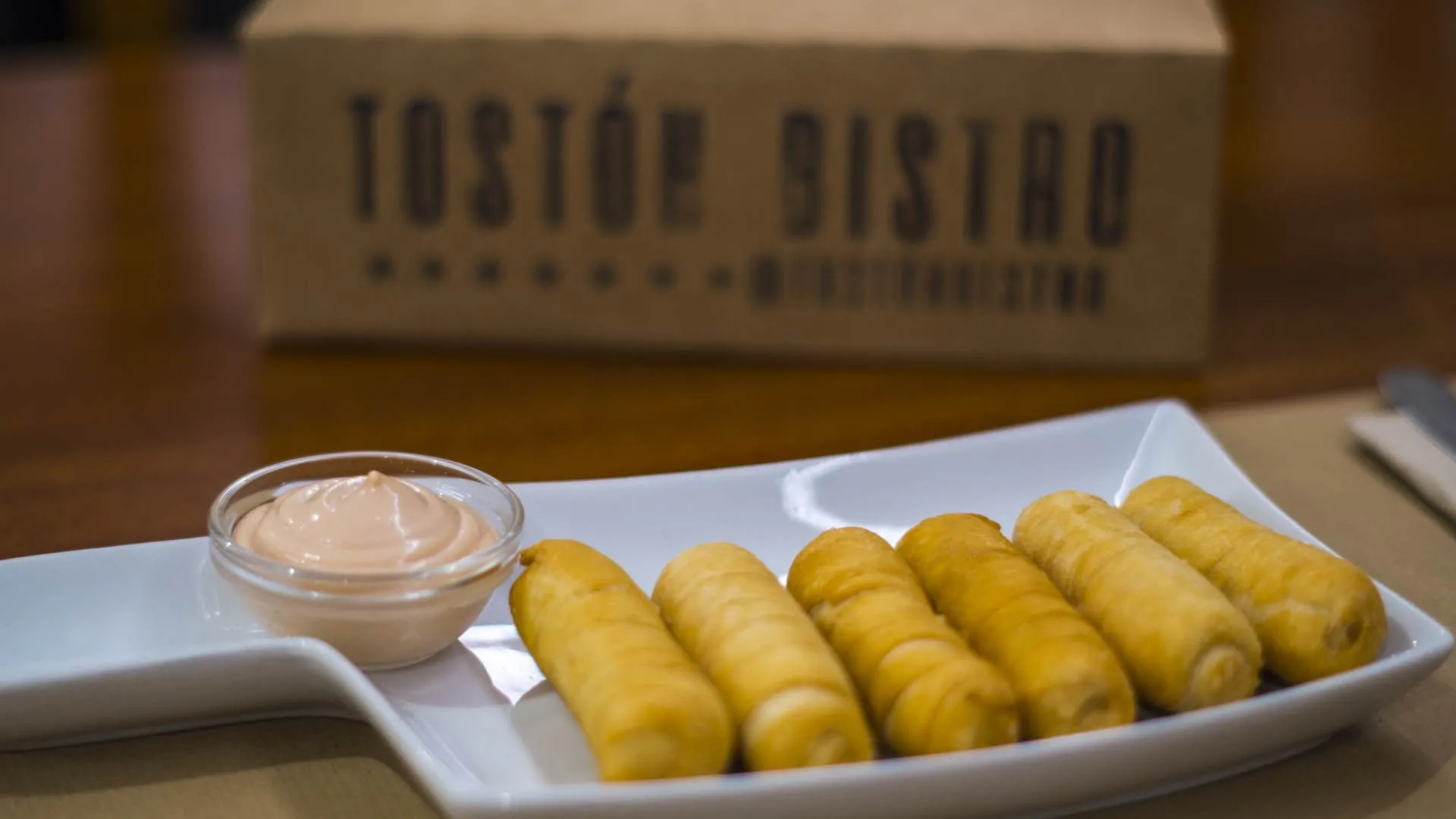 Bandeja de tequeños con salsas