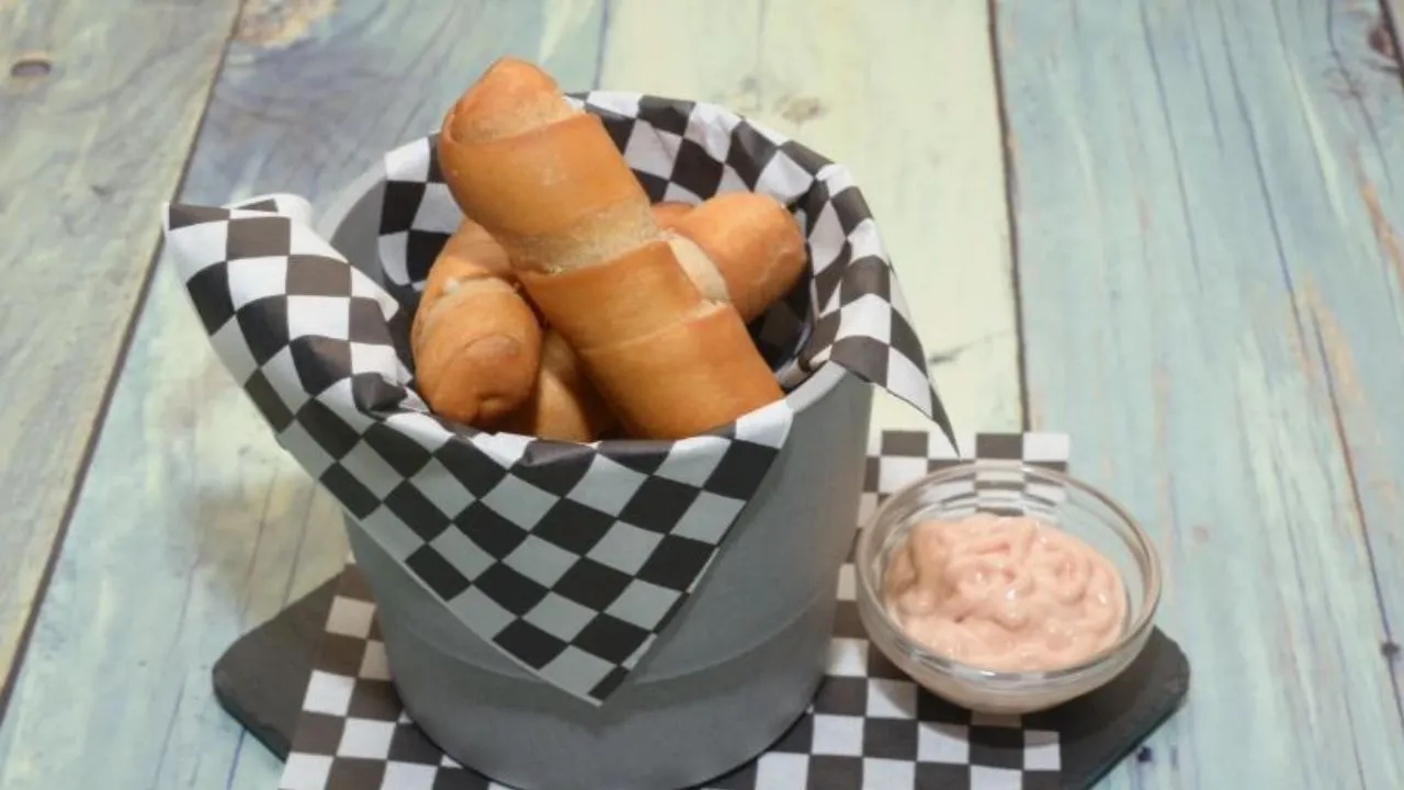 Cubo de tequeños con salsa