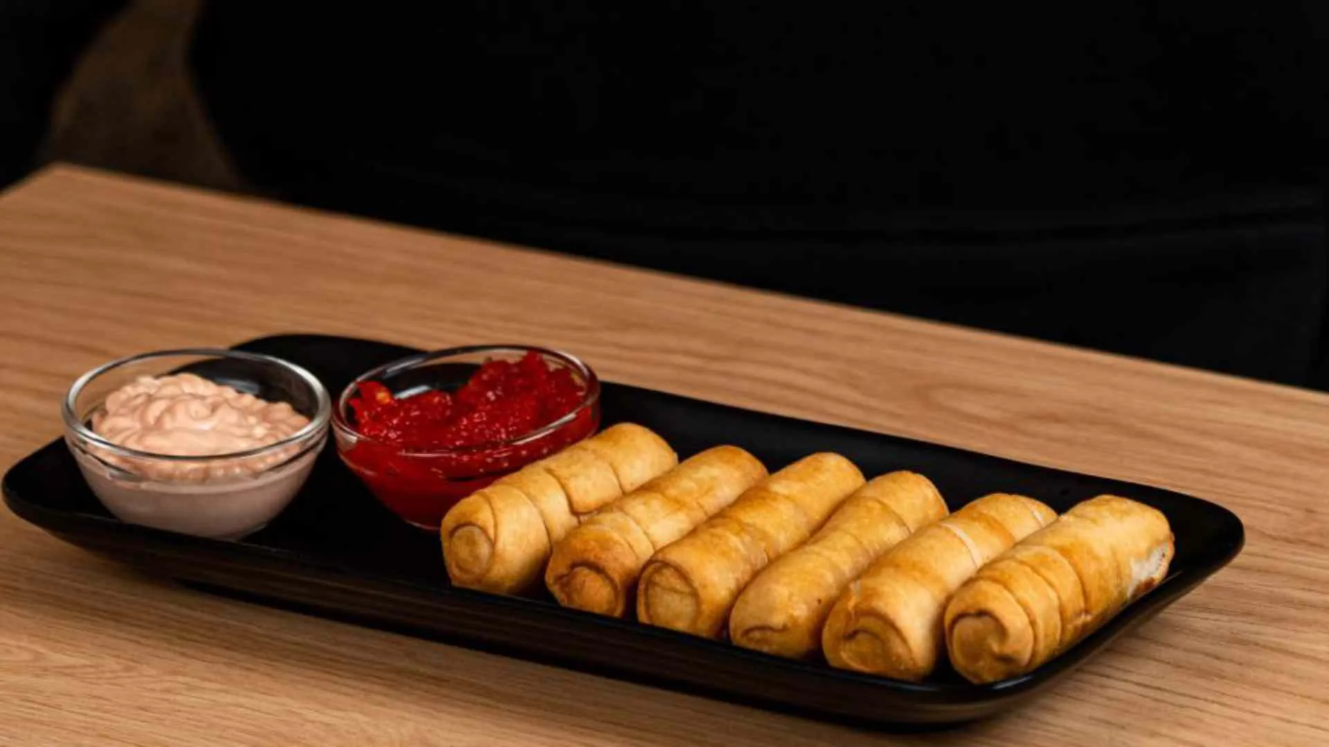 Tequeños de queso con salsa rosa y mermelada de pimiento