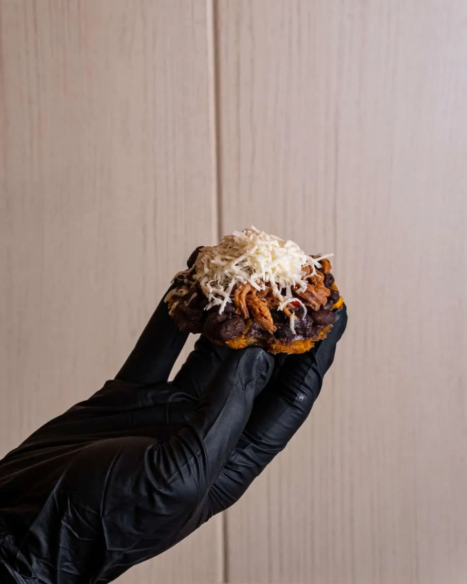 Un tostón sostenido con la mano